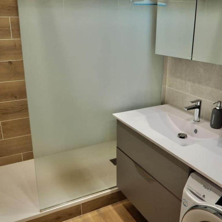 Appart T3 + parking 5 min de la plage - Two-Bedroom Apartment - 11