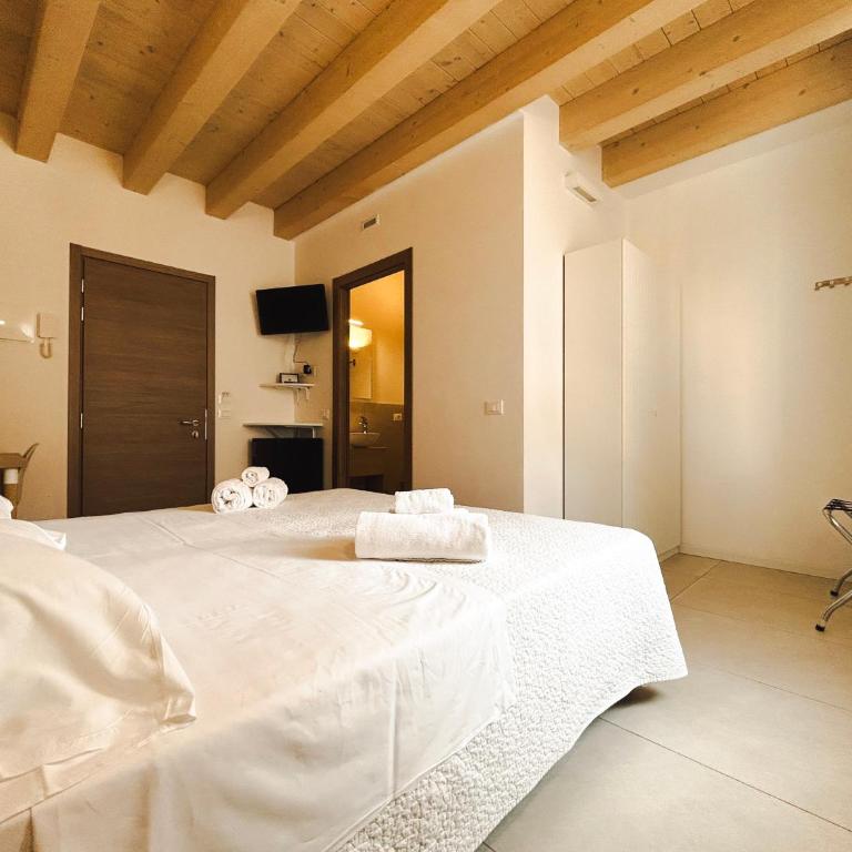 Via Poma Rooms - Standard Double Room - 7