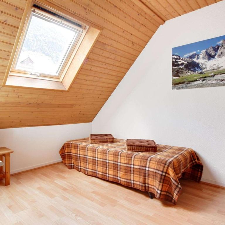 Chalet mitoyen 3 chambres, 60m², belle vue, 1km centre-ville, navette ski, parking, terrasse - FR-1-401-3 - Maison de Vacances - 18