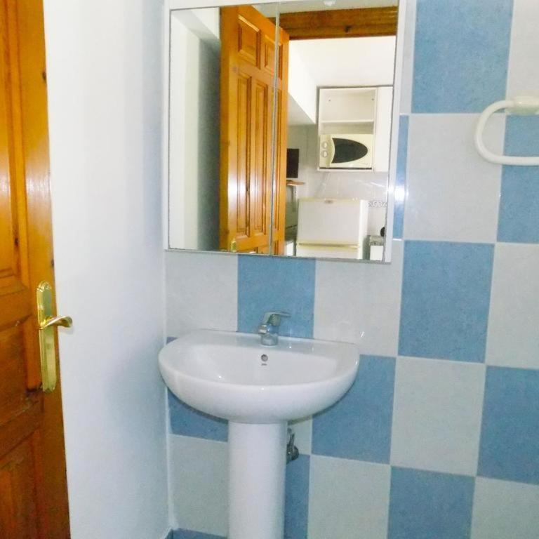 Apartsalou San Jordi - One-Bedroom Apartment - 35