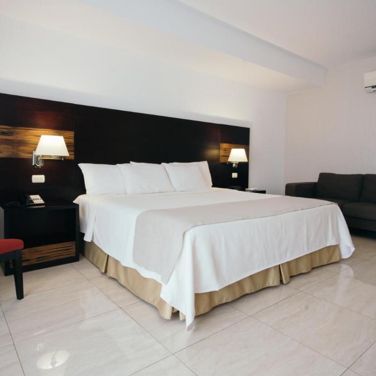Hotel Balandra - Habitación con cama grande y vistas al jardín - 3