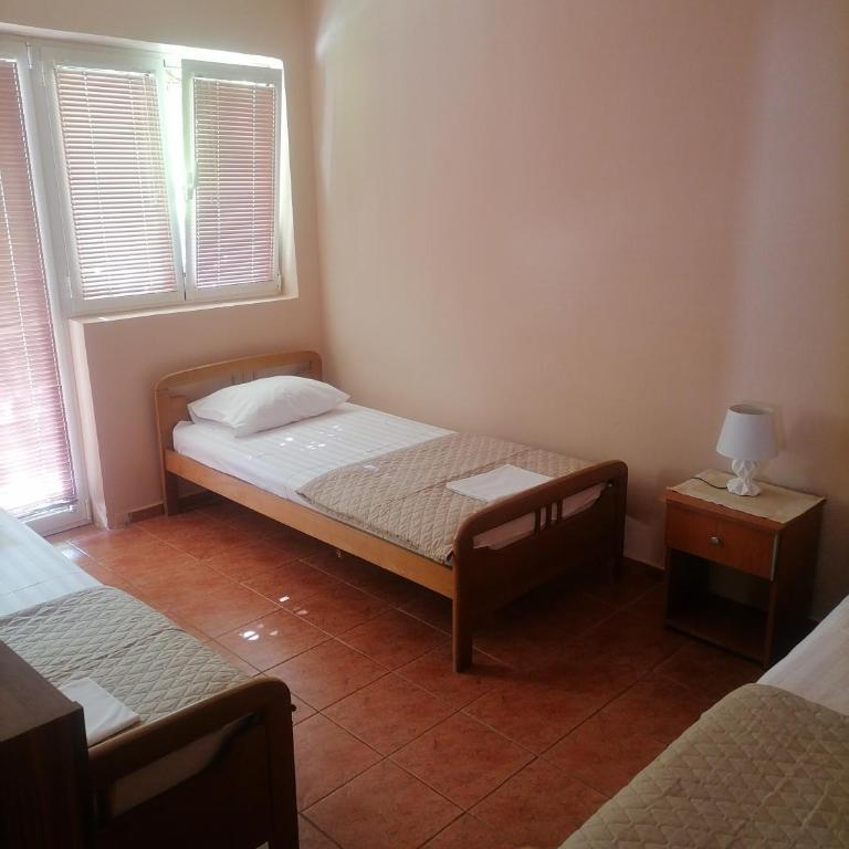 Apartments Ant - Apartman s 2 Spavaće Sobe sa Balkonom i Terasom - 1