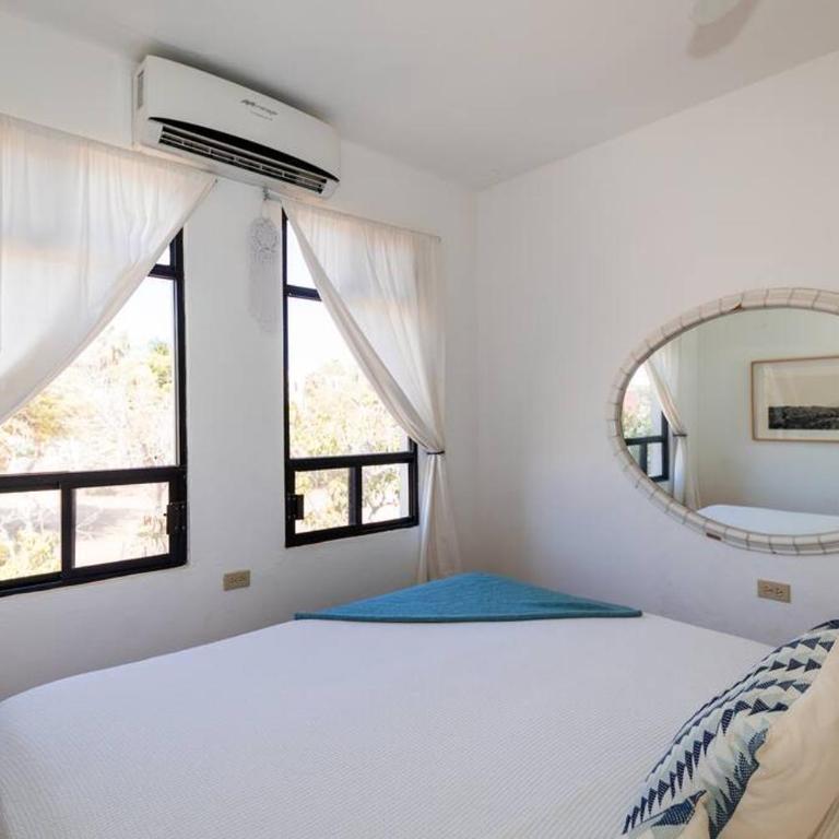 Authentic Loft Retreat Steps from Beach & Culture - Apartamento - 10