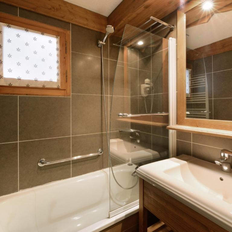 Appartement rénové proche station avec balcons et vue, 3 ch, 10 pers - Three-Bedroom Apartment - 9