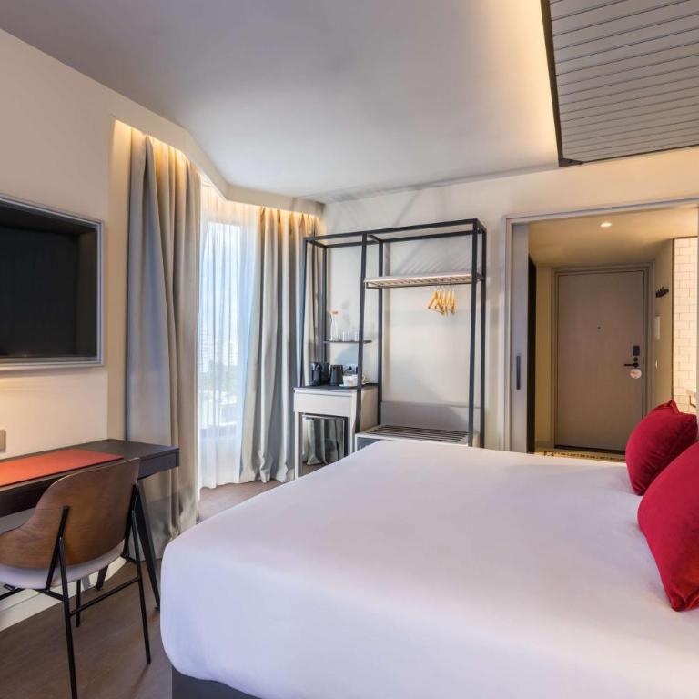 Canopy by Hilton Madrid Castellana - Premium Corner King Room - 1