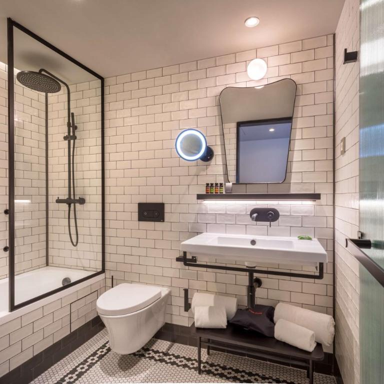 Canopy by Hilton Madrid Castellana - Double Room with Two Double Beds - 4