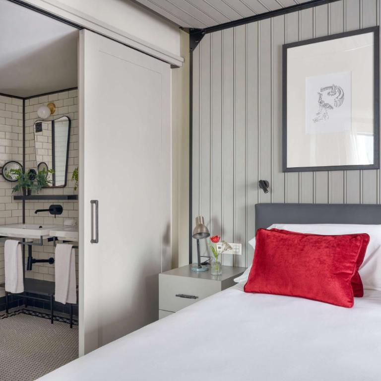 Canopy by Hilton Madrid Castellana - King Room with City View - 1