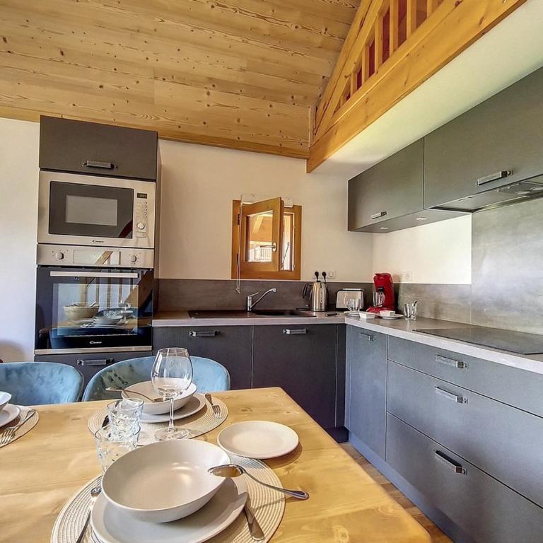 Appartement spacieux rénové · Parking · Proche pistes · Balcon - FR-1-688-16 - Appartement - 3