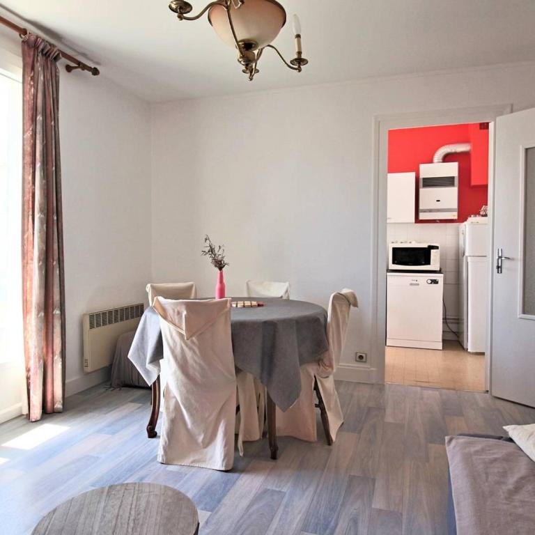 Appartement lumineux pour famille à Royan, quartier calme près du marché, balcon et parking gratuit - FR-1-738-26 - Apartment - 11