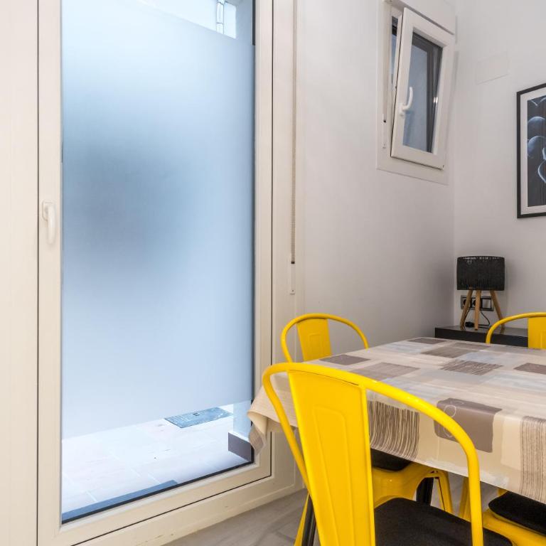2 Bedrooms 2 Bathrooms - Modern and Cozy- Imperial - Apartment - 54