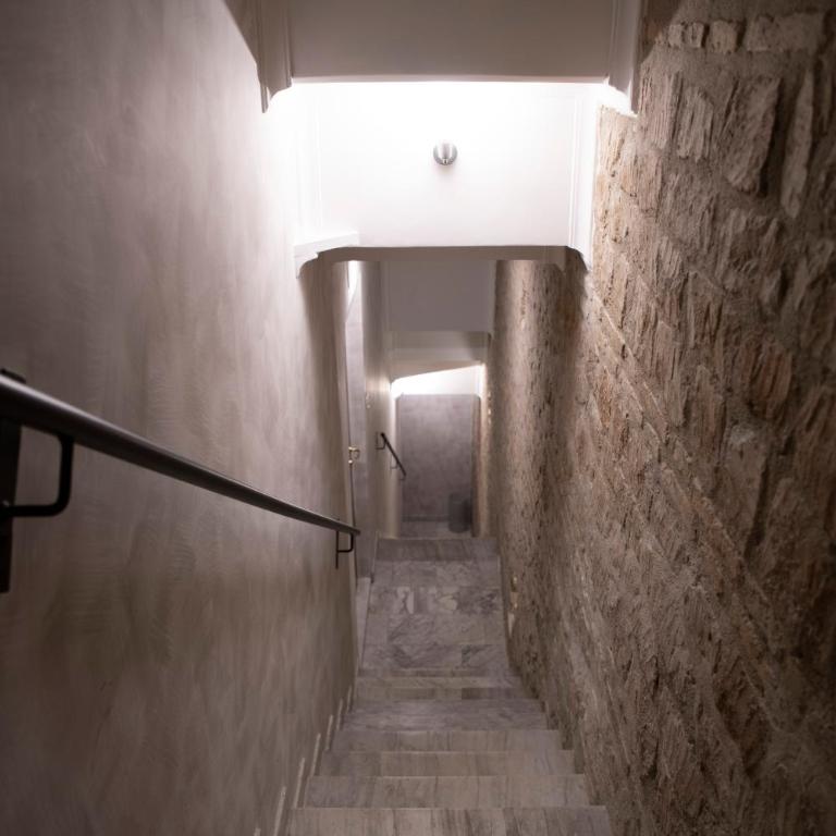 Domus Augustea 2 - 900 m a piedi dal Colosseo - Metro a 100 m - Appartamento con 1 Camera da Letto - 15