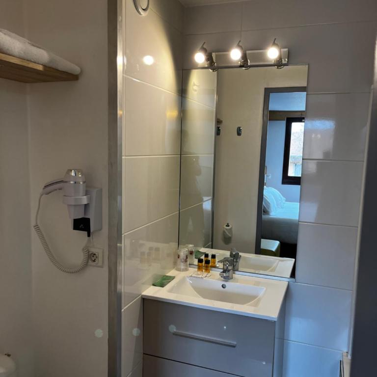 Sure Hotel by Best Western Annecy - Chambre Lit Queen-Size Standard avec Canapé-Lit - Non-Fumeurs - 5