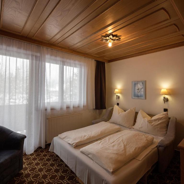 Landhaus Hubertus - Doppelzimmer mit Bergblick - 6