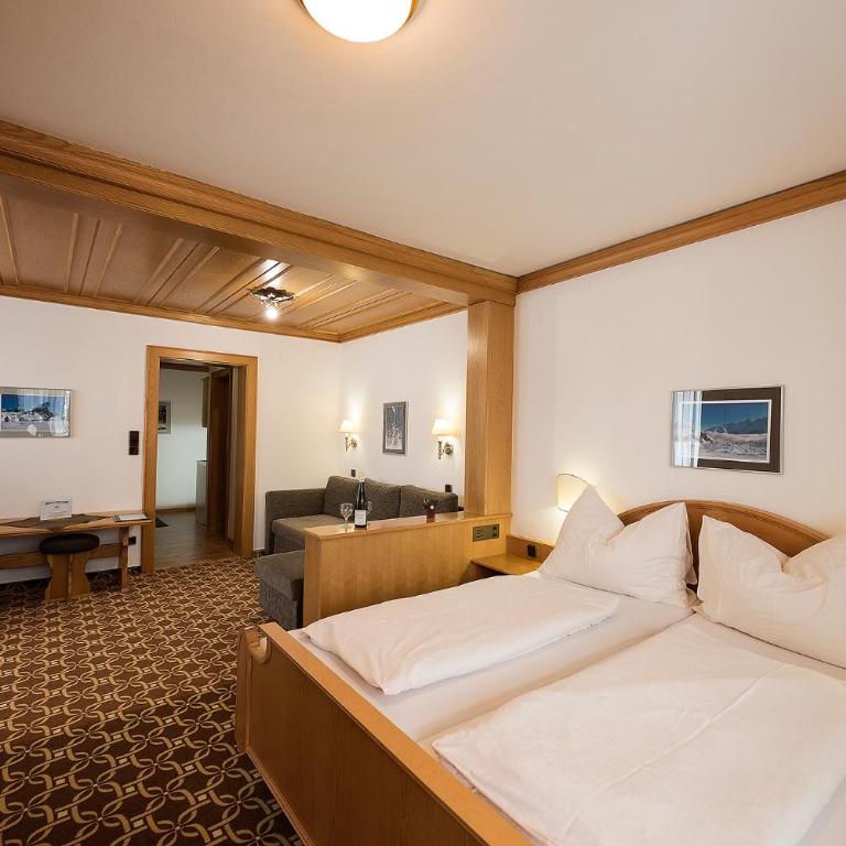 Landhaus Hubertus - Familienzimmer mit Bergblick - 5