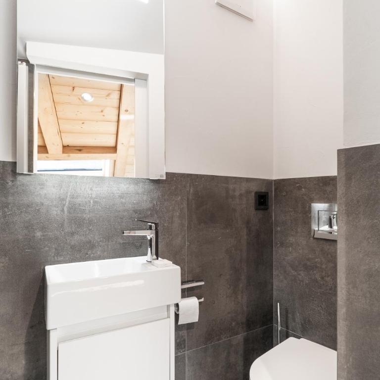 Haus Beta by Zermatt Premium Apartments - Two-Bedroom Attic Apartment with Matterhorn View - 32