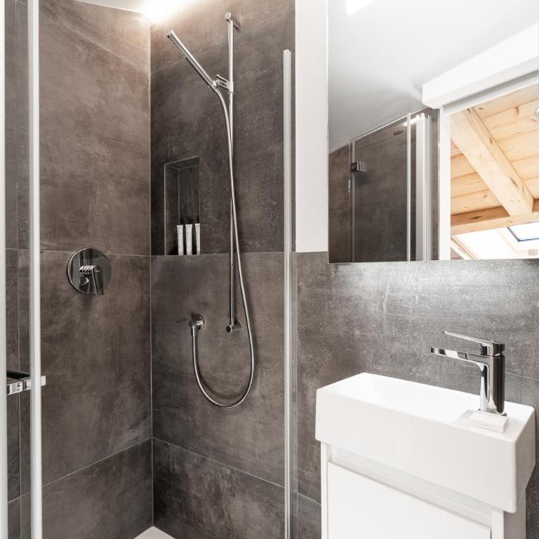 Haus Beta by Zermatt Premium Apartments - Two-Bedroom Attic Apartment with Matterhorn View - 29
