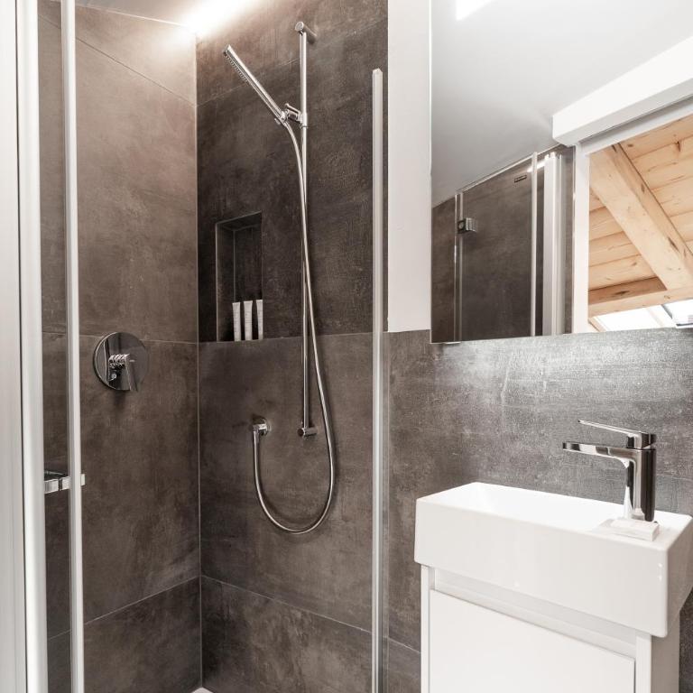 Haus Beta by Zermatt Premium Apartments - Two-Bedroom Attic Apartment with Matterhorn View - 31