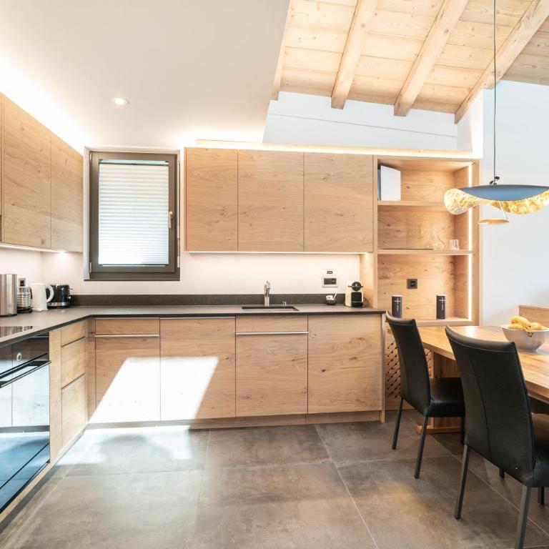 Haus Beta by Zermatt Premium Apartments - Two-Bedroom Attic Apartment with Matterhorn View - 14