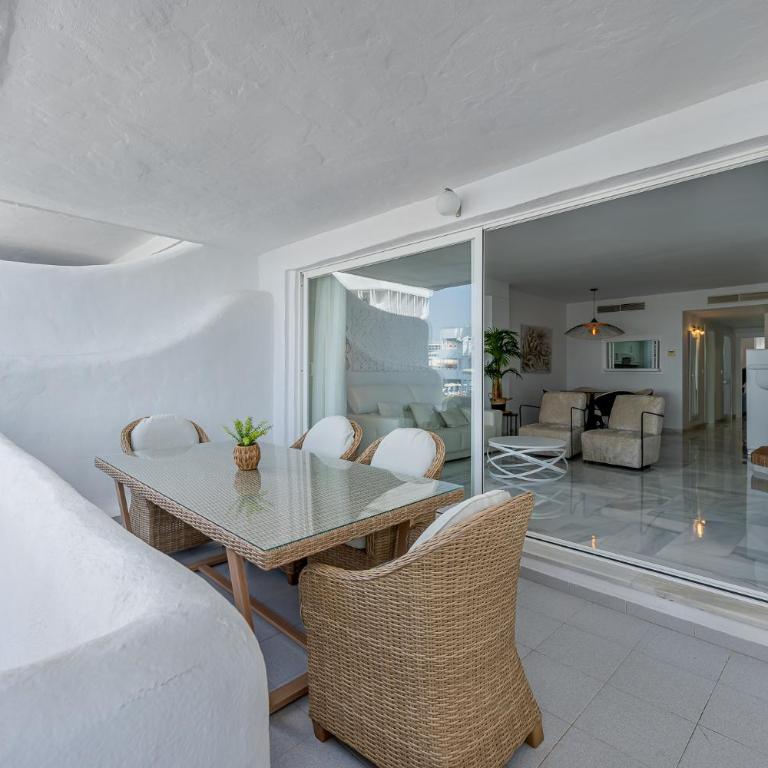 Apartment in Puerto Marina with Sea Views, FIRST LINE, Holiday Rentals Apartment - Two-Bedroom Apartment - 8