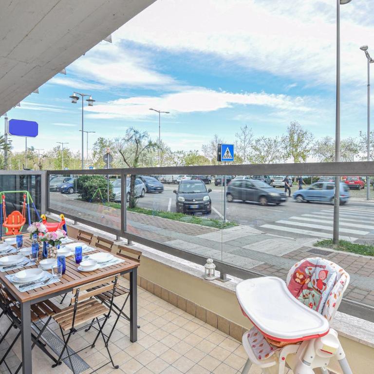 Beautiful Apartment In Pescara With Wifi - Three-Bedroom Apartment - 1