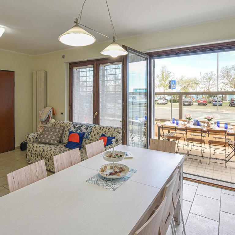 Beautiful Apartment In Pescara With Wifi - Three-Bedroom Apartment - 2