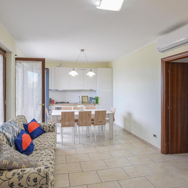 Beautiful Apartment In Pescara With Wifi - Three-Bedroom Apartment - 9