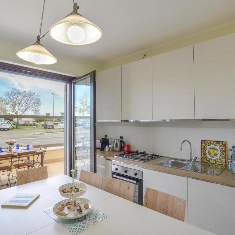 Beautiful Apartment In Pescara With Wifi - Three-Bedroom Apartment - 10