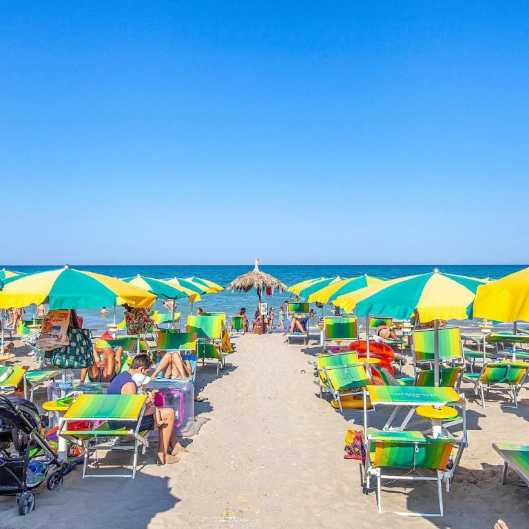 Beautiful Apartment In Pescara With Wifi - Three-Bedroom Apartment - 5