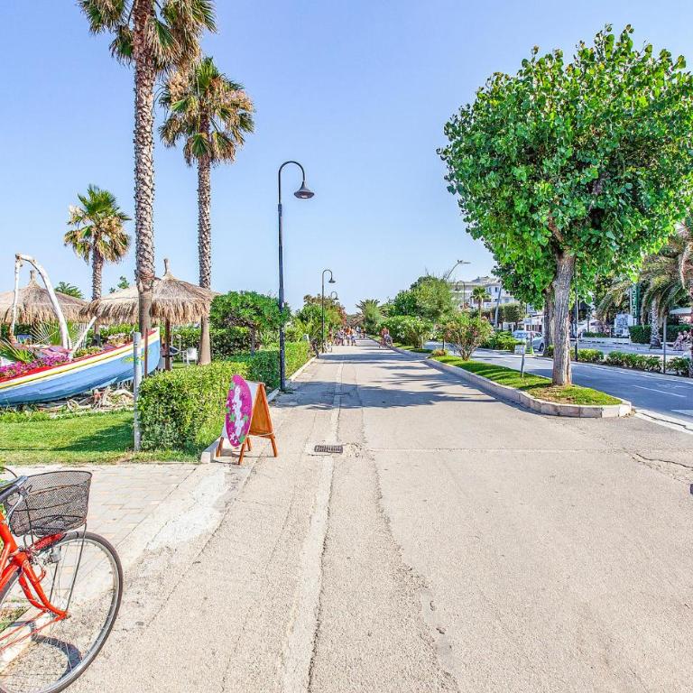 Beautiful Apartment In Pescara With Wifi - Three-Bedroom Apartment - 16
