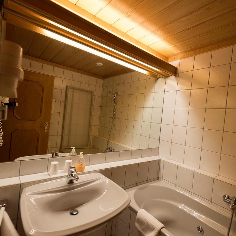 Landhaus Hubertus - Doppelzimmer mit Bergblick - 8
