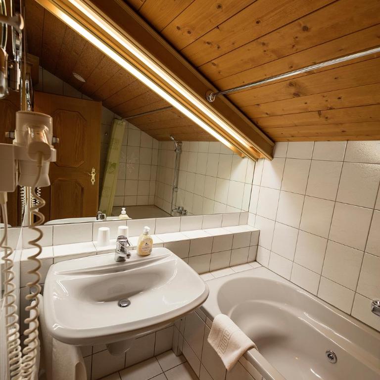 Landhaus Hubertus - Doppelzimmer mit Bergblick - 6