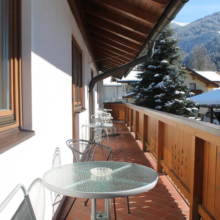 Landhaus Hubertus - Doppelzimmer mit Bergblick - 2