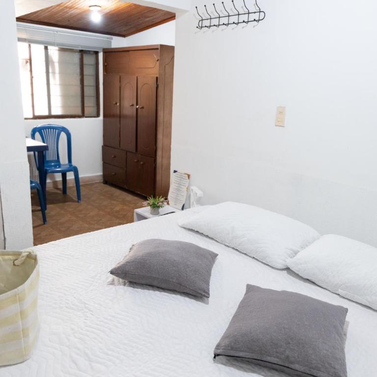 KOMODO ALOJAMIENTO- hostal autoservicio, ubicado cerca al centro histórico - baño privado, wifi , cama 2x2 y agua caliente y cocina compartida - Habitación Deluxe con cama extragrande - 8