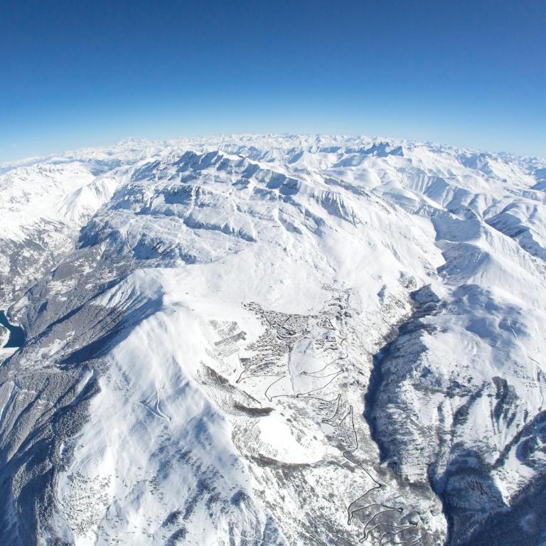 Chalet Alpe d'Huez 1850-Sea and Mountain Pleasure Avec 2 appartements- 1 Appartement 3 Chambres 8 Couchages - 3 Salles d'eau et 1 Appartement 5 Chambres 12 Couchages 5 Salles d'eau - Jacuzzi et Sauna -Pieds des Pistes et Centre - Appartement avec Balcon - 52