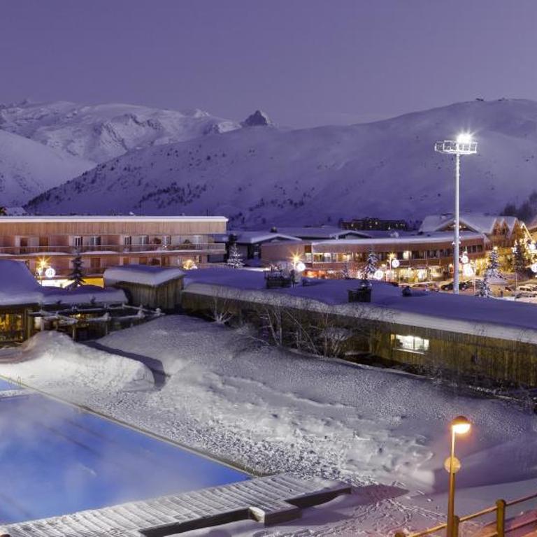 Chalet Alpe d'Huez 1850-Sea and Mountain Pleasure Avec 2 appartements- 1 Appartement 3 Chambres 8 Couchages - 3 Salles d'eau et 1 Appartement 5 Chambres 12 Couchages 5 Salles d'eau - Jacuzzi et Sauna -Pieds des Pistes et Centre - Appartement avec Balcon - 10