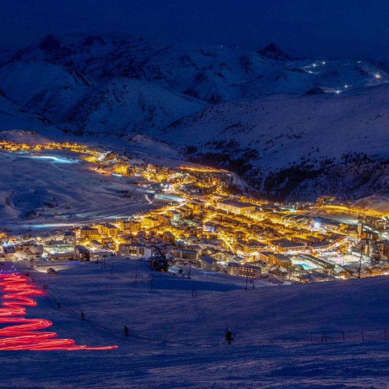 Chalet Alpe d'Huez 1850-Sea and Mountain Pleasure Avec 2 appartements- 1 Appartement 3 Chambres 8 Couchages - 3 Salles d'eau et 1 Appartement 5 Chambres 12 Couchages 5 Salles d'eau - Jacuzzi et Sauna -Pieds des Pistes et Centre - Appartement avec Balcon - 62