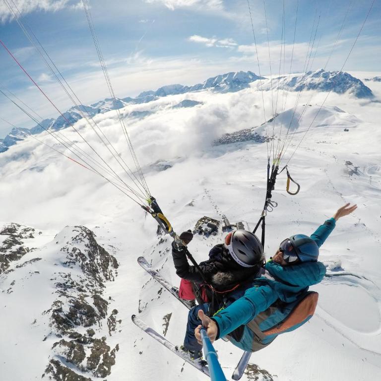 Chalet Alpe d'Huez 1850-Sea and Mountain Pleasure Avec 2 appartements- 1 Appartement 3 Chambres 8 Couchages - 3 Salles d'eau et 1 Appartement 5 Chambres 12 Couchages 5 Salles d'eau - Jacuzzi et Sauna -Pieds des Pistes et Centre - Appartement avec Balcon - 59