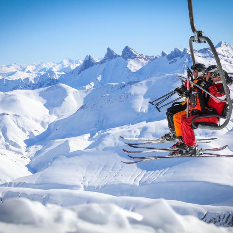 Chalet Alpe d'Huez 1850-Sea and Mountain Pleasure Avec 2 appartements- 1 Appartement 3 Chambres 8 Couchages - 3 Salles d'eau et 1 Appartement 5 Chambres 12 Couchages 5 Salles d'eau - Jacuzzi et Sauna -Pieds des Pistes et Centre - Appartement avec Balcon - 57