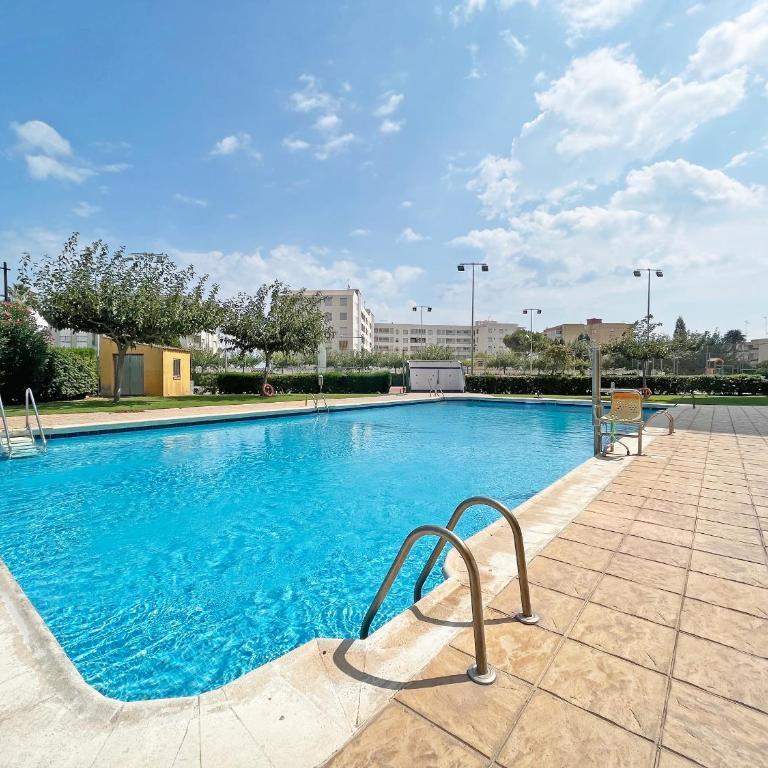 Global Vacacional, Apartamento con piscina y terraza en Canet - Apartamento con terraza - 2