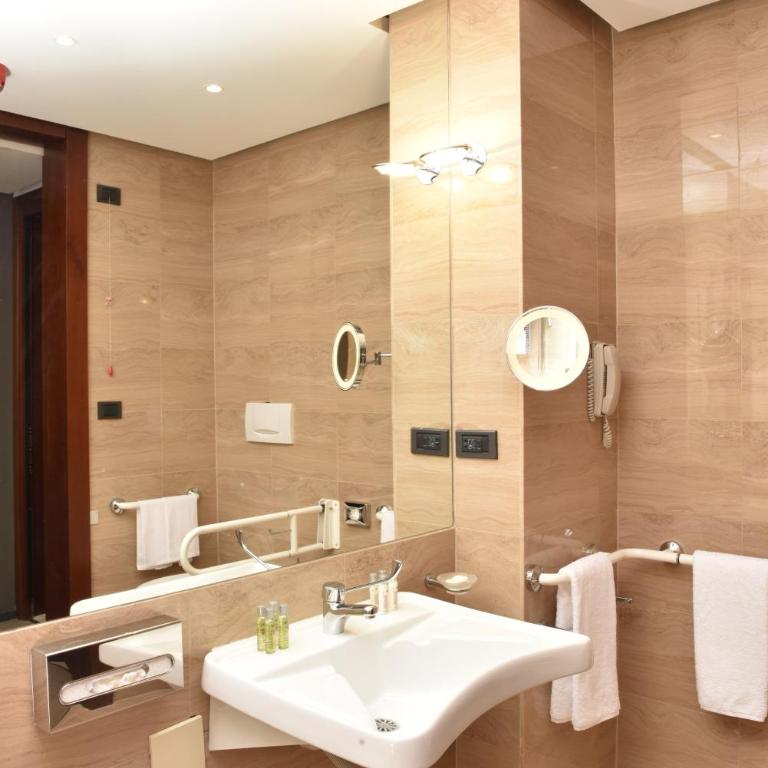 DoubleTree by Hilton Turin Lingotto - Camera King con Accesso Ospiti Disabili - 6
