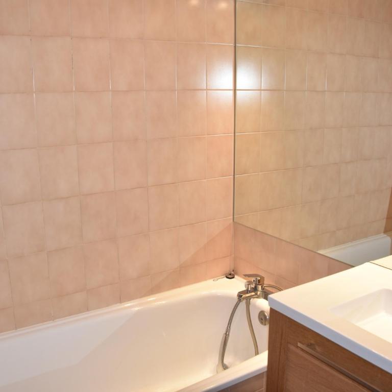À louer : Appartement centre, 3 pièces, idéal famille - FR-1-464-126 - Appartement 2 Chambres - 6