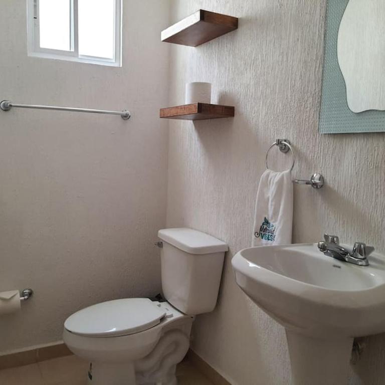 Casa de 3 habitaciones TODAS con baño propio, 3 y medio baños en toal, alberca, cupo hasta 12 personas - Three-Bedroom House - 24
