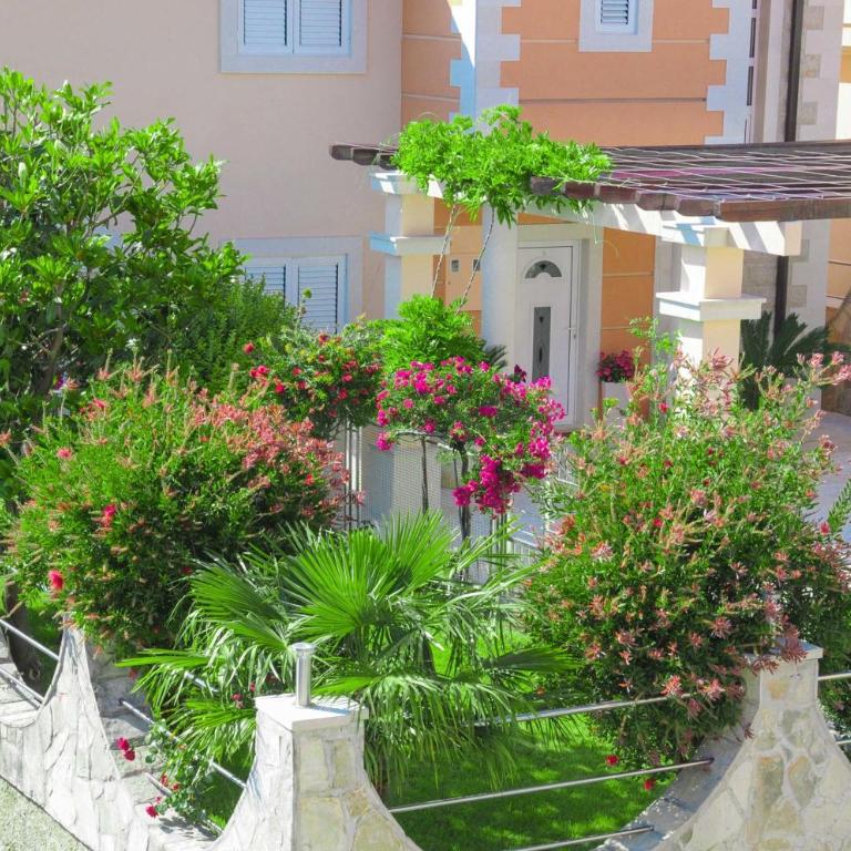 Villa Dragana with heading swimming pool and parking - Vila sa Sopstvenim Bazenom - 10