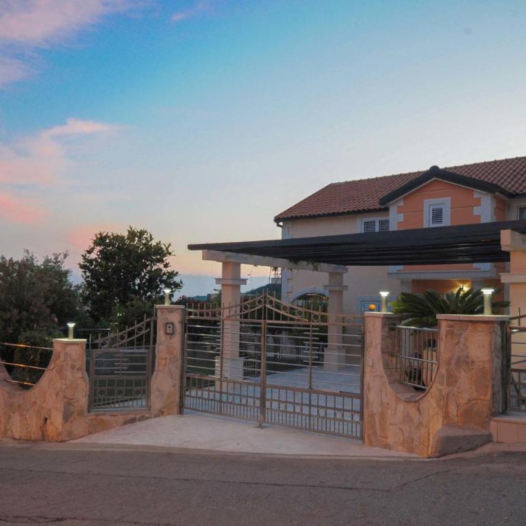 Villa Dragana with heading swimming pool and parking - Vila sa Sopstvenim Bazenom - 7