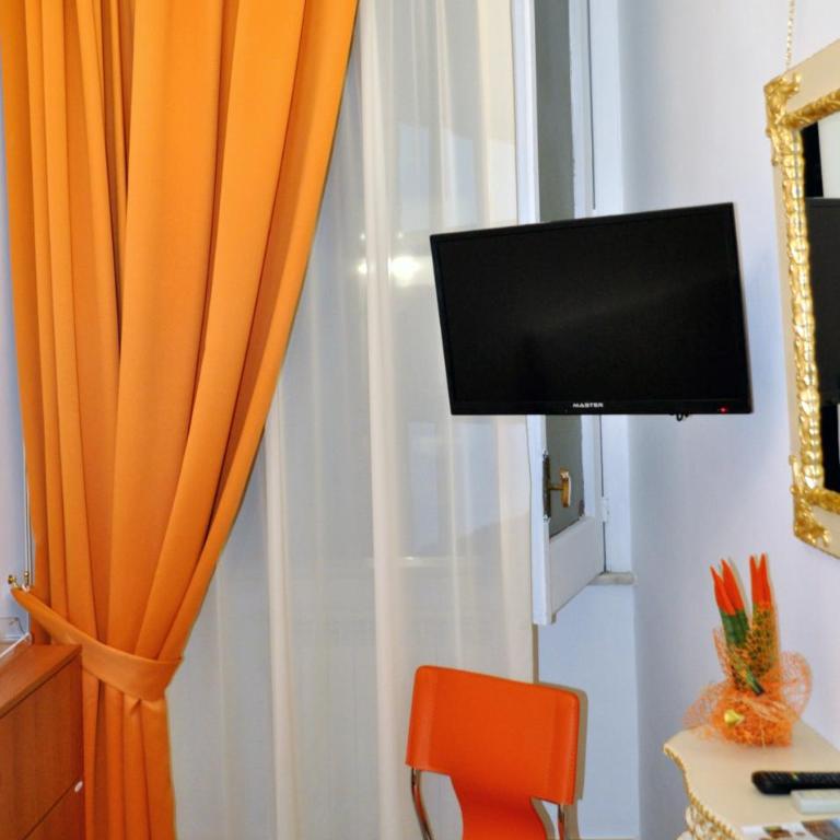 Hotel des Artistes - Double Room with French Bed - 8
