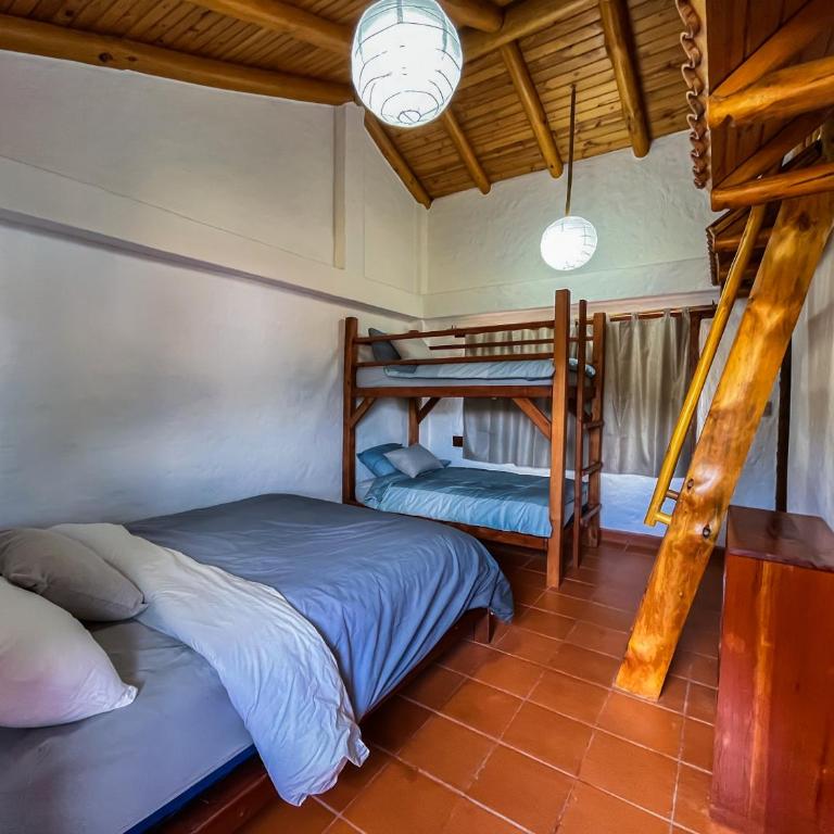 Vistabamba Ecuadorian Mountain Hostel - Habitación Triple con baño - 1