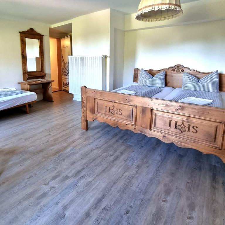 Berghotel Almagmach - Dreibettzimmer mit eigenem Bad - 1