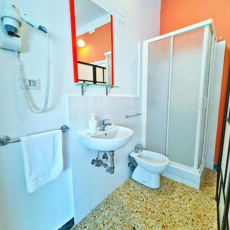 LC ROOMS Pisa self check-in - Camera Matrimoniale Standard con Bagno in Comune - 5