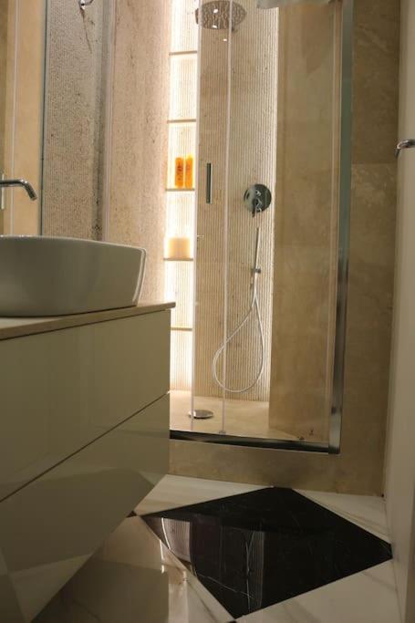 Trevi Fountain Luxury Flat - Appartamento con 2 Camere da Letto - 96
