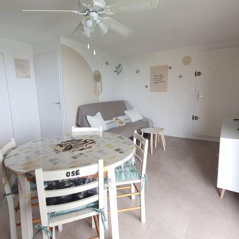 Au bord de la plage du Grazel - One-Bedroom Apartment - 3